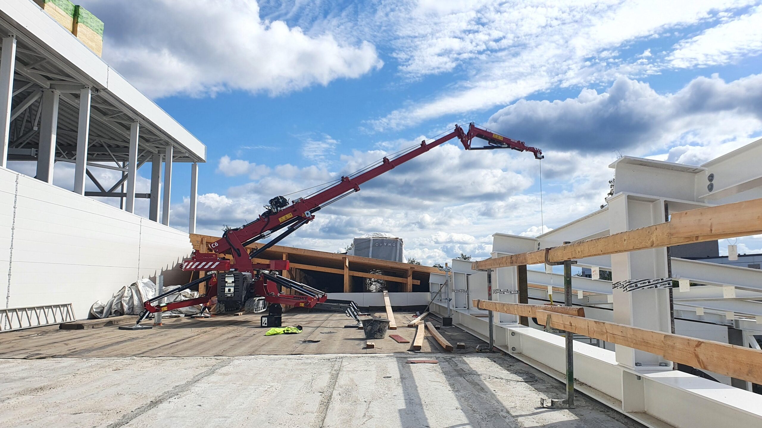 Hoeflon C6e mini crane at a building site